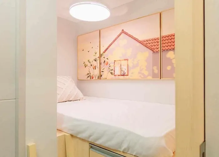 Apartahotel Cozy 2br Spare Br In Uptown Bgc Manila