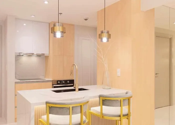 Cozy 2br Spare Br In Uptown Bgc * Manila